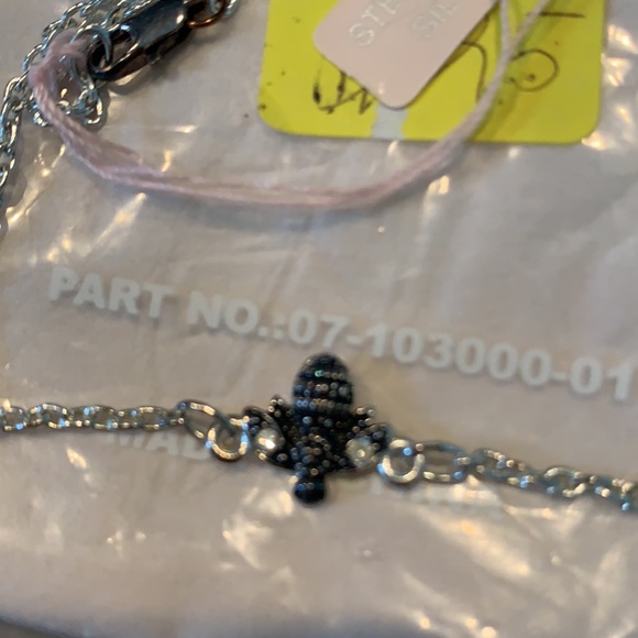 Bee necklace - Picture 4 of 4